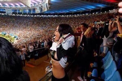 Rihanna flashing